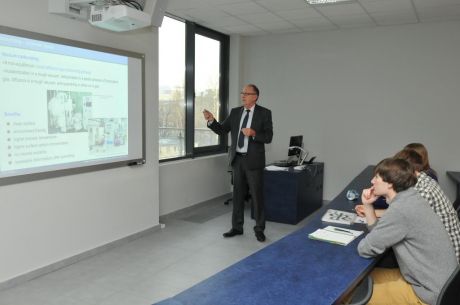 Studenci słuchają wykładu prof. Piotra Kuli, dyrektora Instytutu Inżynierii Materiałowej