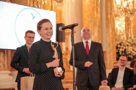 Na zdj. Paulina Pędziwiatr z SKN Oktan ze statuetką za Projekt Roku 2017 , fot. Fundacja Fundusz Pomocy Studentom w Warszawie